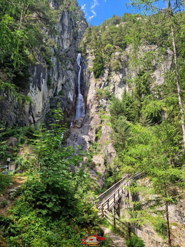 Le pont et la cascade.