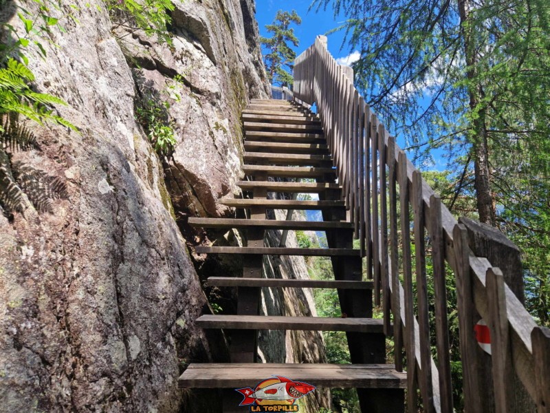 Un escalier accroché au rocher.