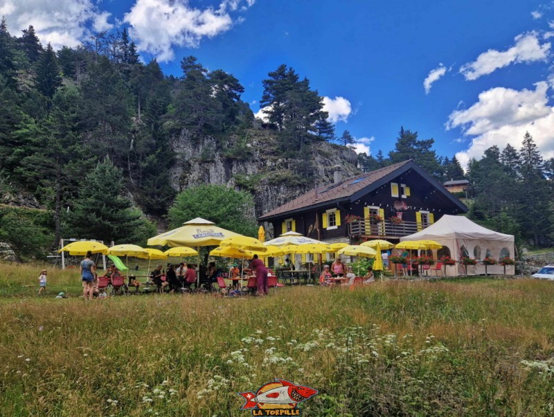 L'auberge du Vallon de Van avec sa terrasse.