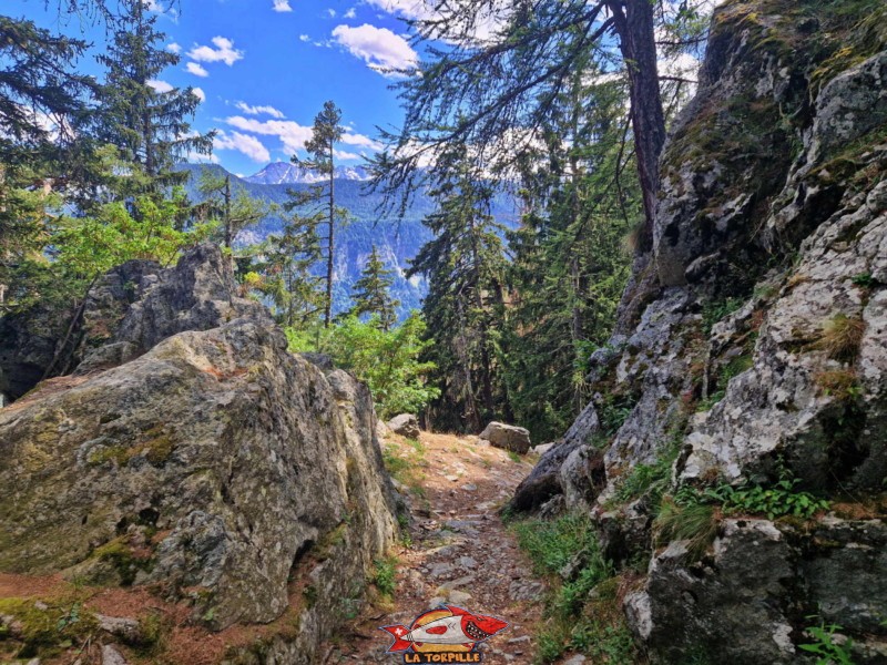 Le passage entre des rochers.