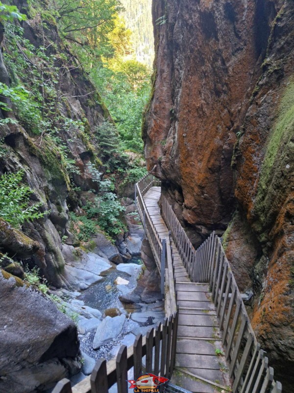 Vue depuis le bas de l'escalier en colimaçon vers l'arrière.