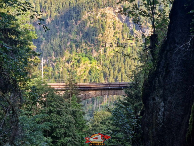 La vue aval avec le pont ferroviaire.