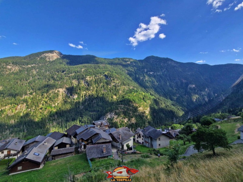 Le côté amont de la vallée du Trient avec la partie supérieure du hameau du Trétien.