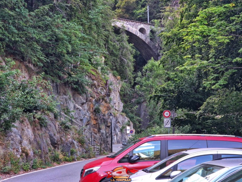 Le parking de départ au Trétien avec le pont ferroviaire en pierre.