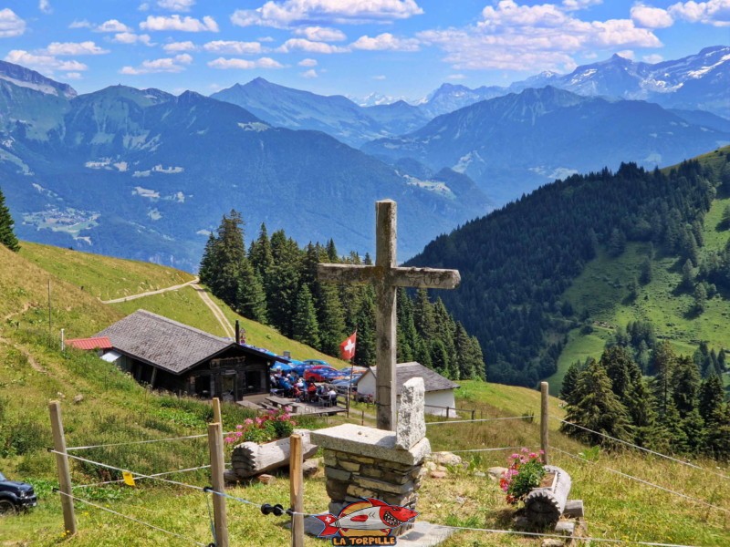 La croix avec les Alpes vaudoises en arrière-plan.