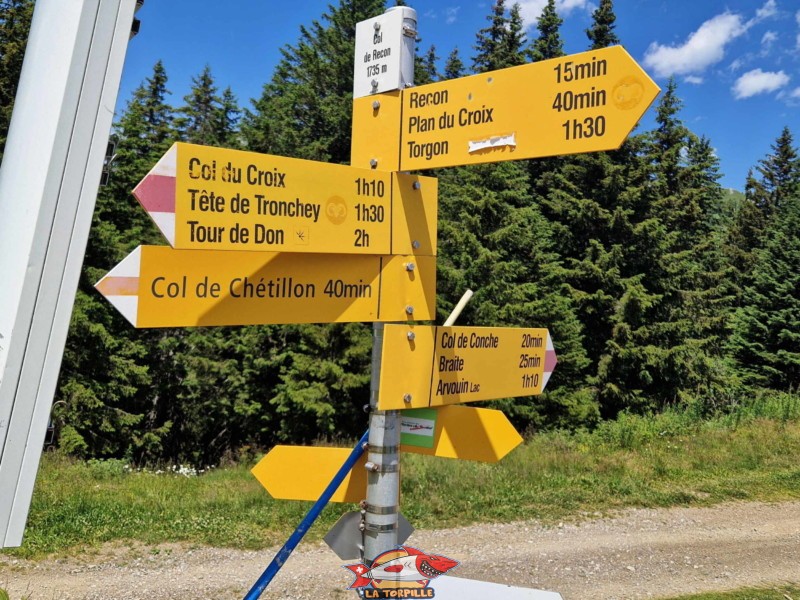 Le panneau indicatif suisse. Il indique, par exemple, qu'il faut 1 heure et 30 minutes pour rejoindre le village de Torgon.
