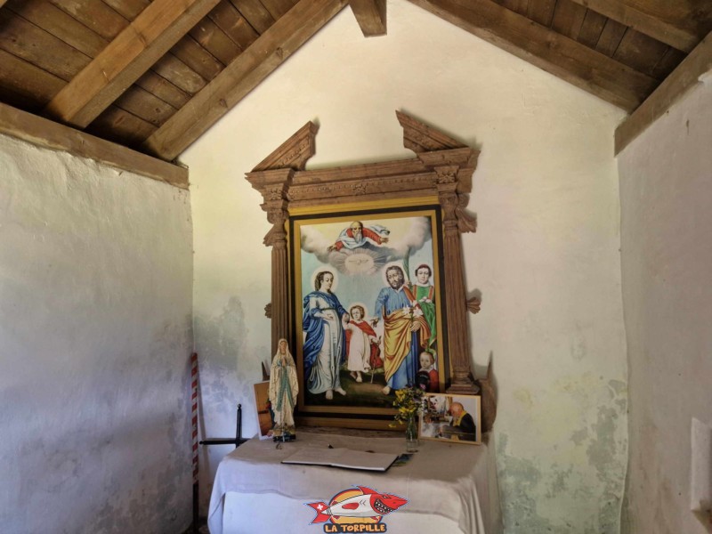 L'intérieur de la chapelle avec, sur la droite, la photo de l'Abbé Pierre qui se rend sur place le 2 septembre 2003.