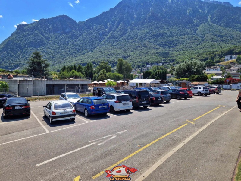Parking à côté du Swiss Vapeur Parc.