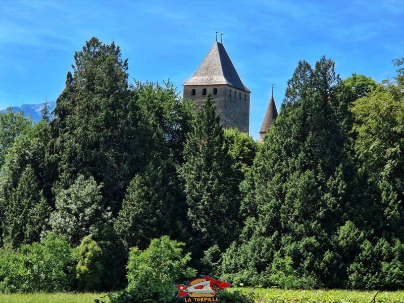 Le donjon du château qui ressemble à celui du château de Chillon.