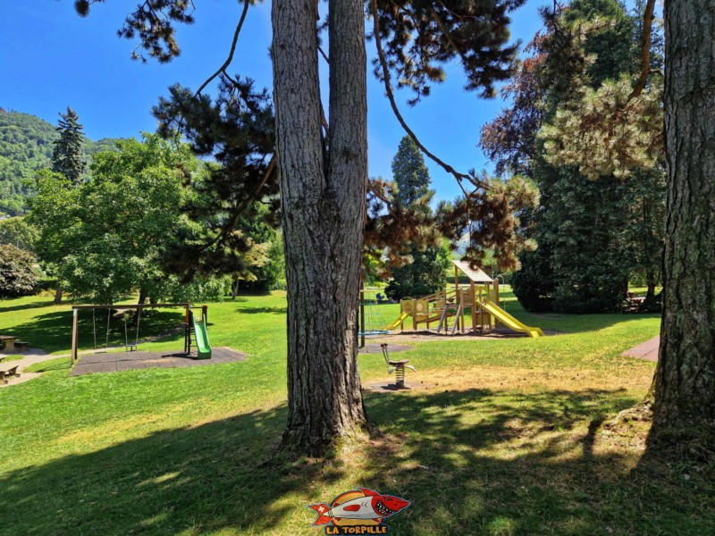 Au sud du château de Blonay, se trouve un très joli parc avec un place de jeux pour les enfants.