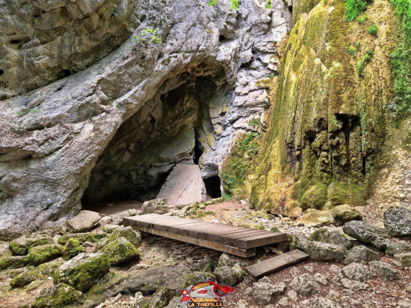 grotte de Môtiers, Val-de-Travers, canton de Neuchâtel, pierre à JJ Rousseau