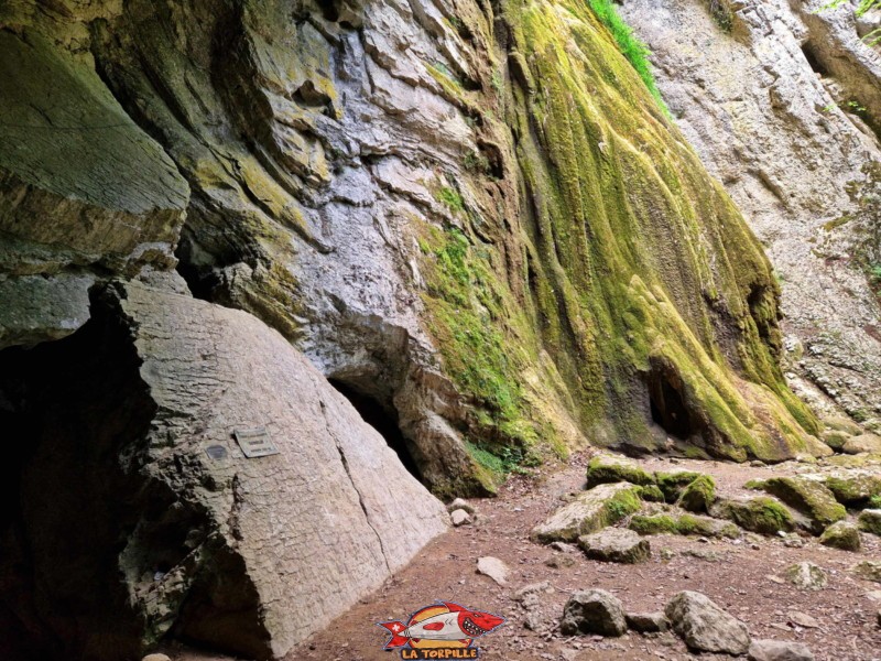 grotte de Môtiers, Val-de-Travers, canton de Neuchâtel, pierre à JJ Rousseau