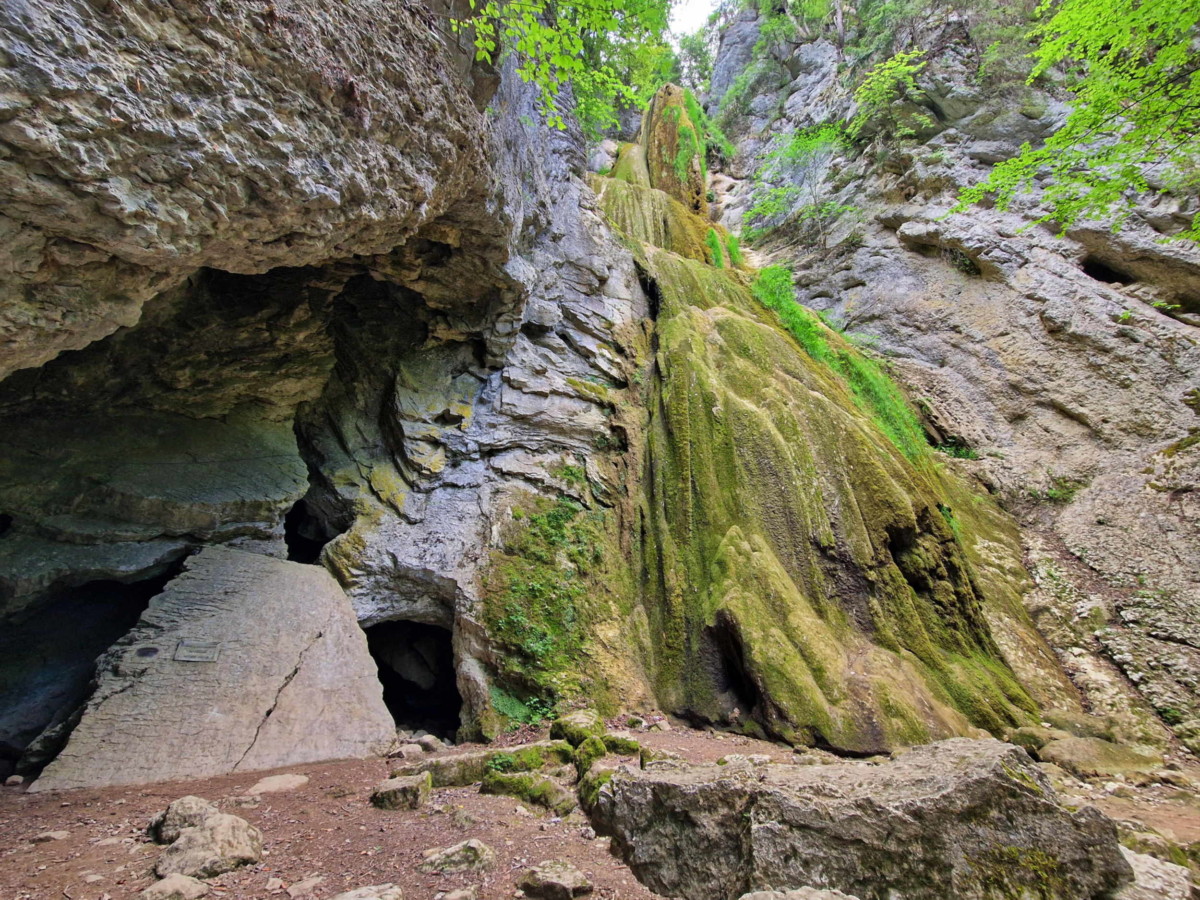 La cascade de Môtiers dans la commune et région du Val-de-Travers avec la grotte sur la gauche. La chute d'eau est ici à sec.