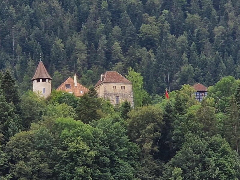 Une vue rapprochée du château depuis les hauts du village de Môtiers.