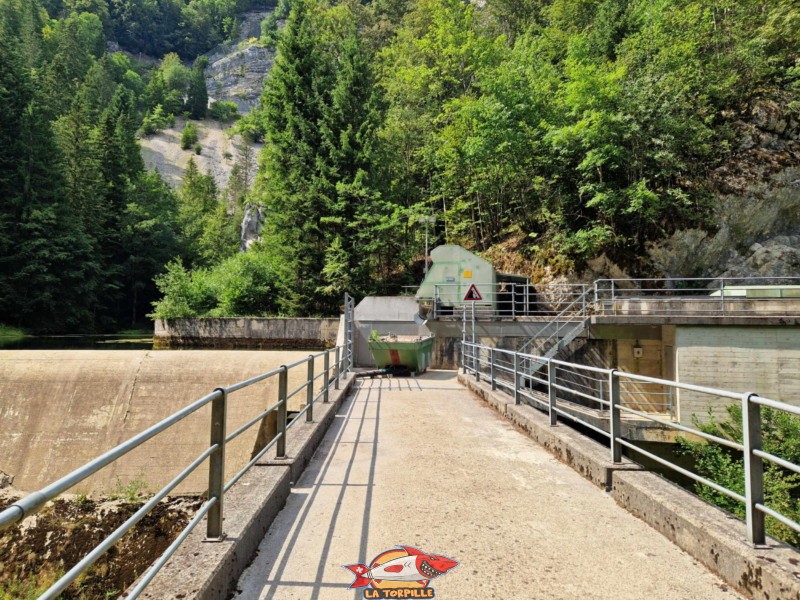 Un pont permet de continuer la balade en passant de la rive droite à la rive gauche de l'Areuse.