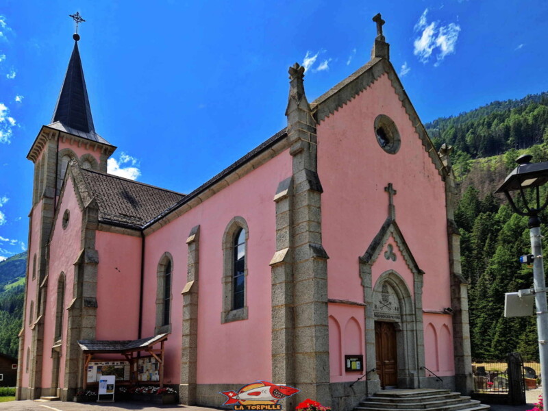 Le village de Trient, à proximité de Tête-Noire, est caractérisé par sa jolie église de couleur rose.