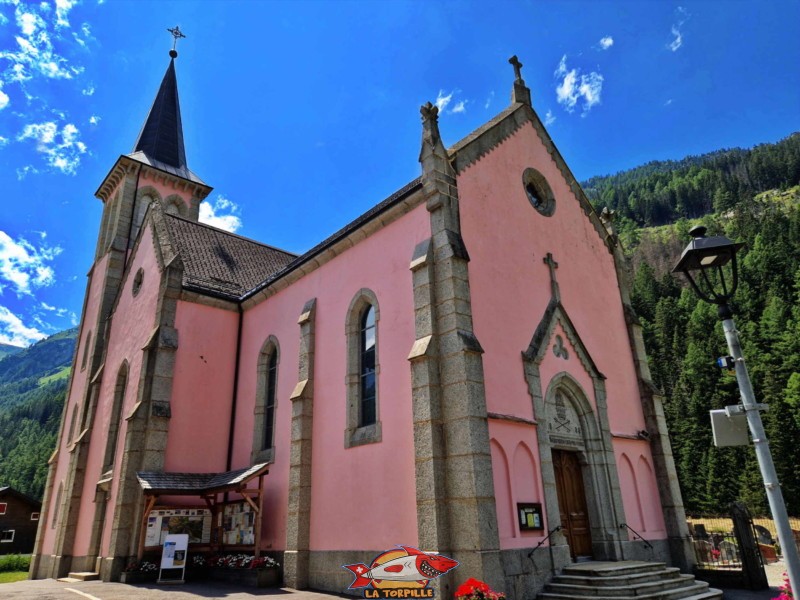Le village de Trient, à proximité de Tête-Noire, est caractérisé par sa jolie église de couleur rose.