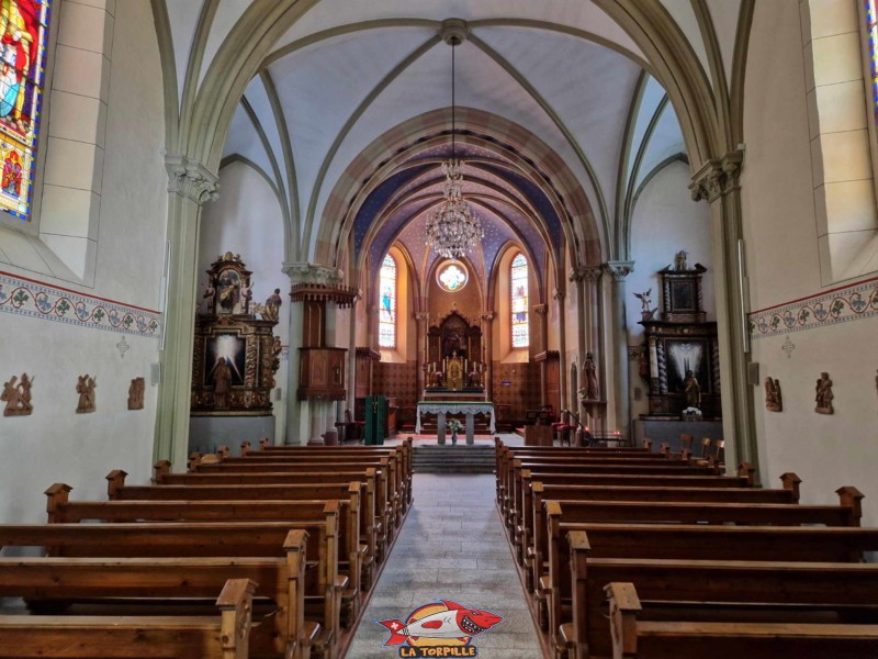 Le village de Trient, à proximité de Tête-Noire, est caractérisé par sa jolie église de couleur rose.