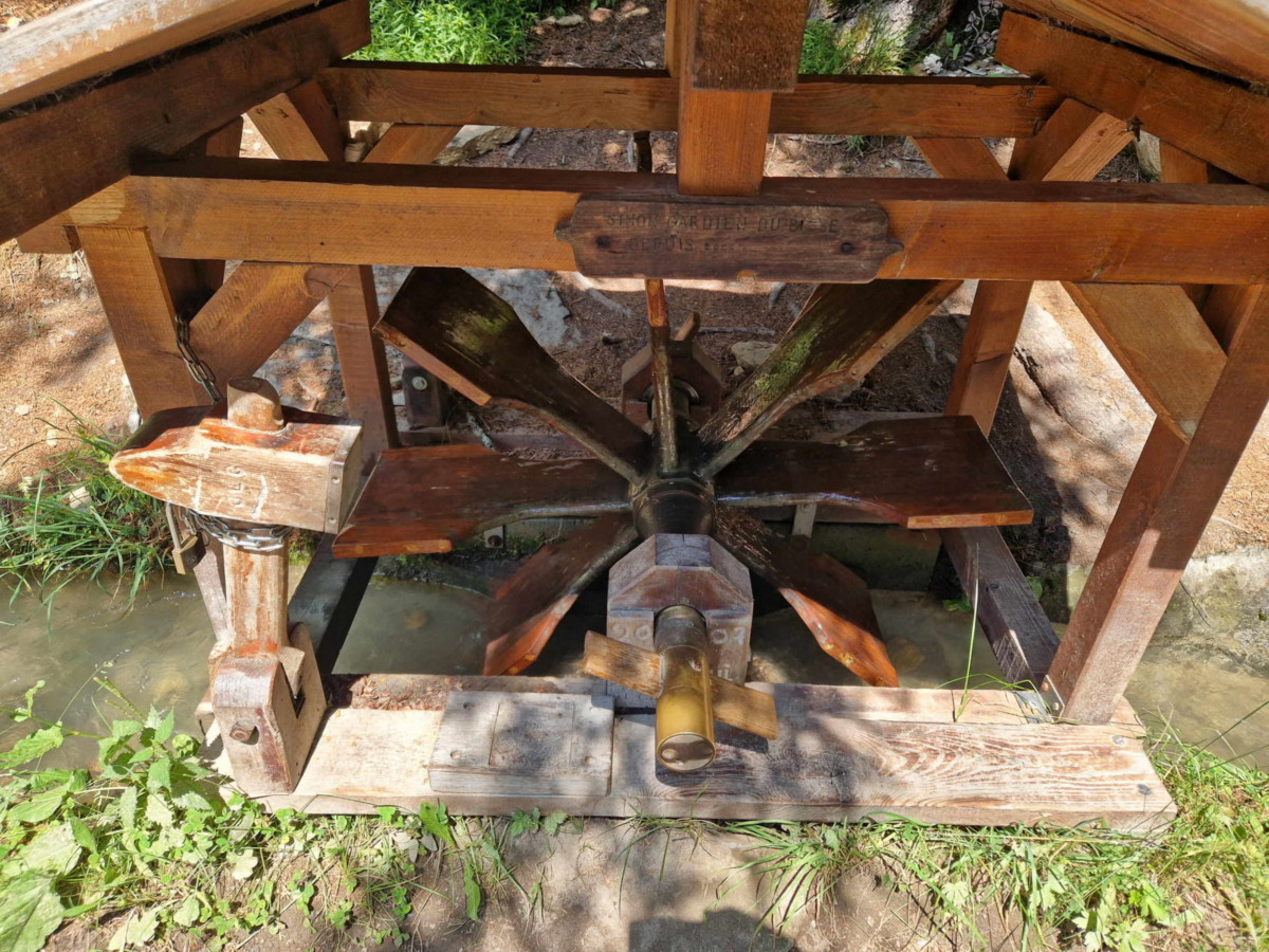 Un joli marteau au bisses du Trient. La roue entraînée par l'eau permet d'actionner le marteau dont le rythme du bruit, plus ou moins rapide, permet au gardien de se rendre compte du débit du bisse. Un joli marteau au bisses du Trient. La roue entraînée par l'eau permet d'actionner le marteau dont le rythme du bruit, plus ou moins rapide, permet au gardien de se rendre compte du débit du bisse.