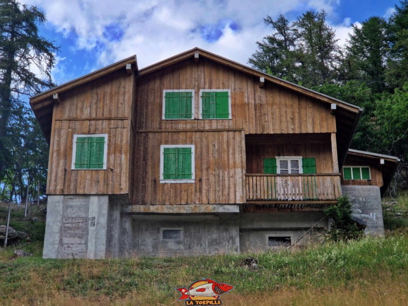 Le bunker déguisé en chalet à côté du col de la Forclaz.