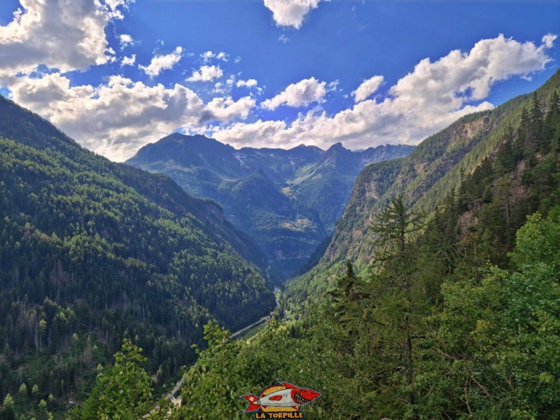 La vue direction nord-ouest. Au premier plan, le Trient qui creuse les gorges Mystérieuses. La montagne du Bel Oiseau, en arrière-plan, sur la gauche. Elle surplombe le barrage d'Emosson. Belvédère, chalet-bunker, Col de la Forclaz, Trient.