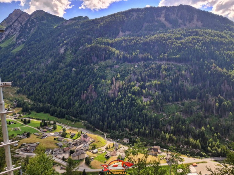La vue direction sud-ouest. Au premier plan. le village de Trient et sa magnifique église rose. Belvédère, chalet-bunker, Col de la Forclaz, Trient.