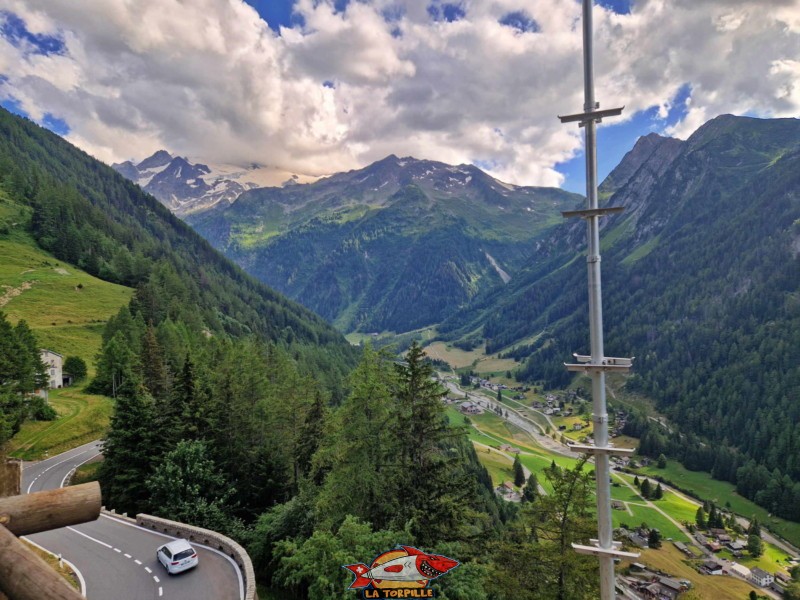 La vue direction sud. La vallée qui mène au glacier du Trient. Belvédère, chalet-bunker, Col de la Forclaz, Trient.