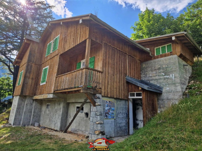 Le bunker déguisé en chalet à côté du col de la Forclaz.