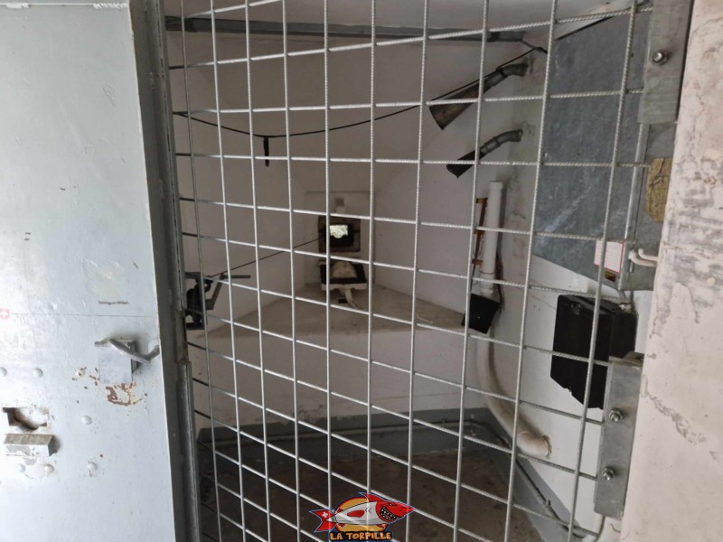 Le bunker déguisé en chalet à côté du col de la Forclaz. L'embrasure d'un canon à l'intérieur du chalet.