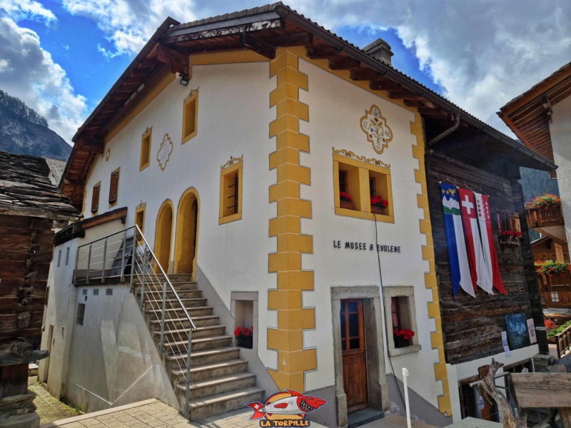 L'extérieur du musée d'Evolène au cœur du village.