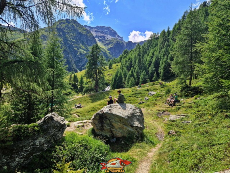 Un gros rocher au nord-est du lac. Lac bleu Arolla