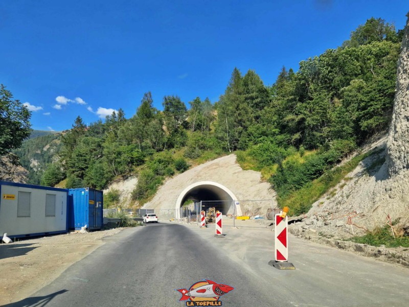 L'entrée du tunnel côté ouest peu avant son ouverture.