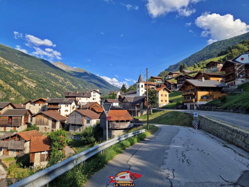 Le village d'Euseigne avec, au milieu de l'image, la Dent Blanche. Le village d'Euseigne avec, au milieu de l'image, la Dent Blanche.