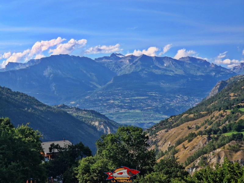 Vue rapprochée du bas du val d'Hérens et le flanc nord de la vallée du Rhône.