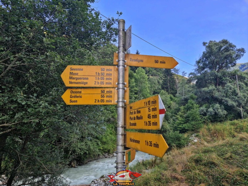 Un panneau indicateur à côté du pont sur la Borgne à Combioula.
