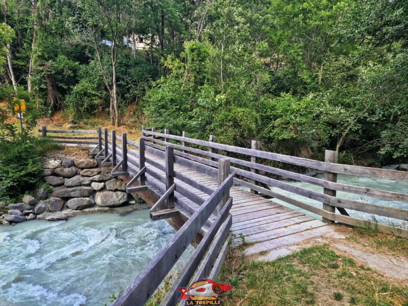 Le deuxième pont en bois sur la Brogne.