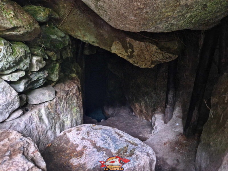 L'entrée de la caverne. Combioula