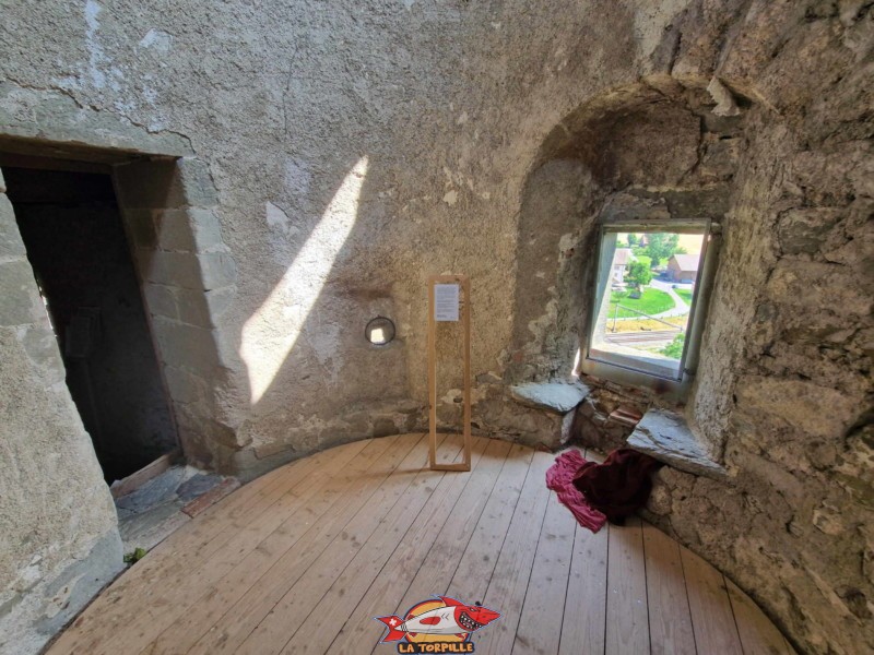 La tour d'angle au sud du château d'Oron