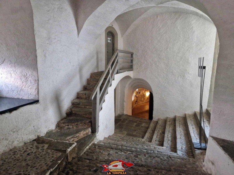 À gauche en entrant se trouve la cave du château d'Oron.