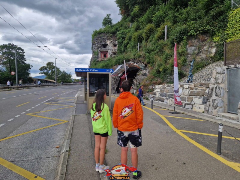 L'arrêt de bus à quelques mètres du fort de Chillon.