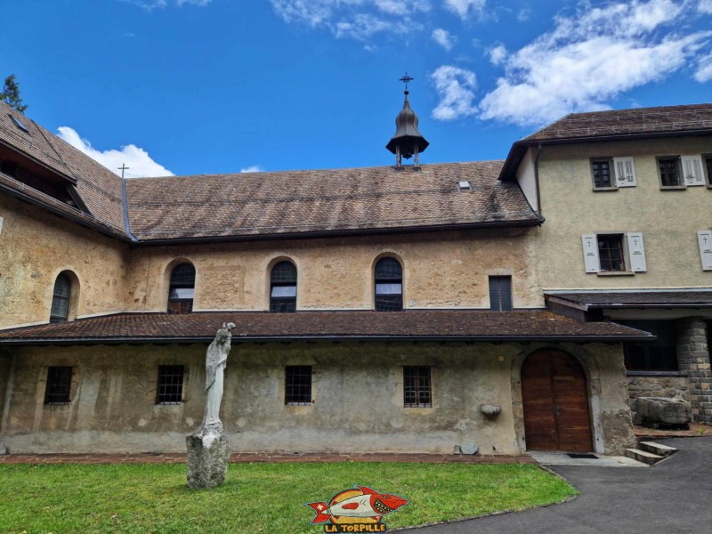 cour, monastère bernardines, collombey