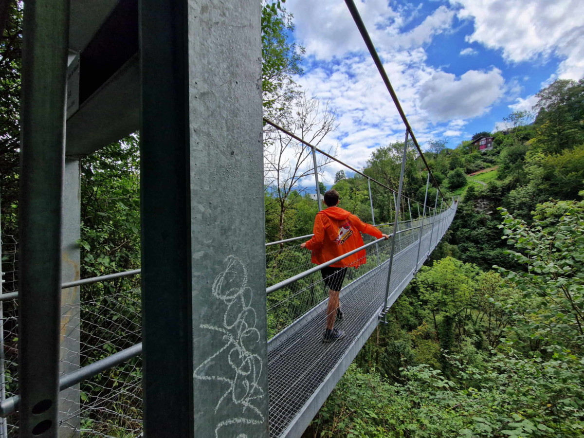 La passerelle de la Vièze depuis le côté nord-ouest.