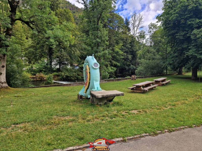 Des places de pique-nique au niveau de l'entrée, au bord de l'Orbe.