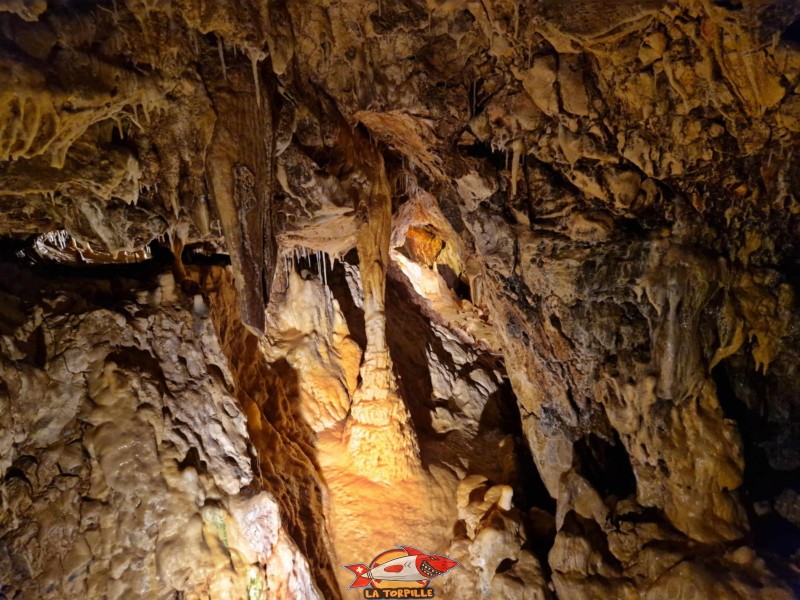 Un chemin serpente entre les différentes salles des grottes de Vallorbe. la citadelle