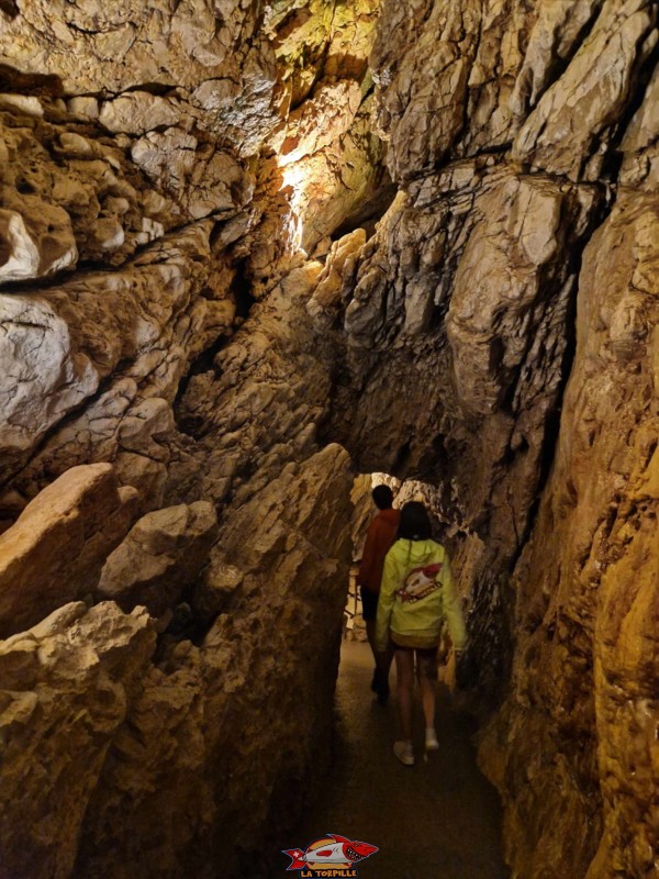 La salle blanche. Un chemin serpente entre les différentes salles des grottes de Vallorbe.