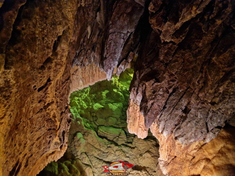 micro-gours. Un chemin serpente entre les différentes salles des grottes de Vallorbe.