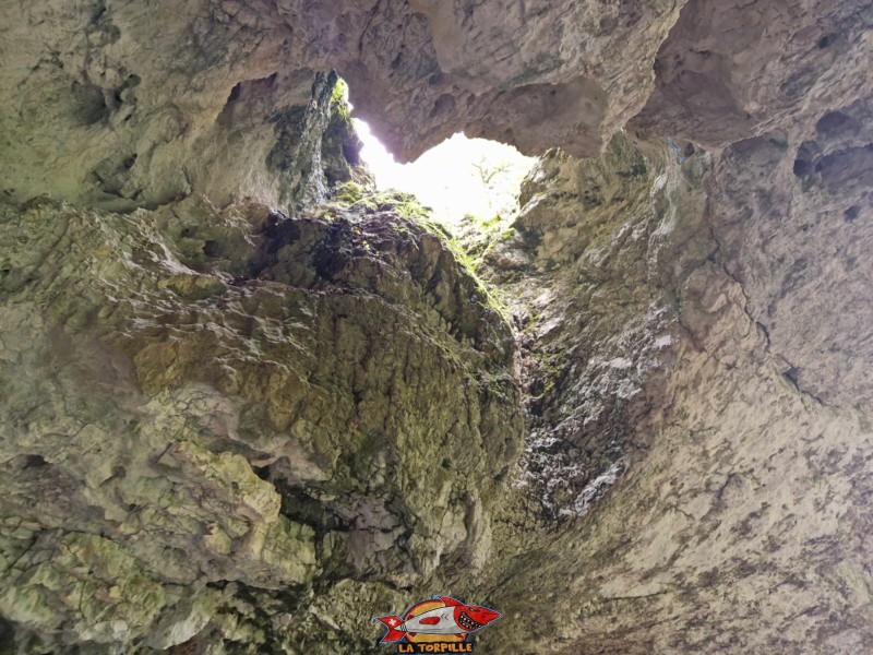 Une cheminée sur le bord sud de la grotte aux fées