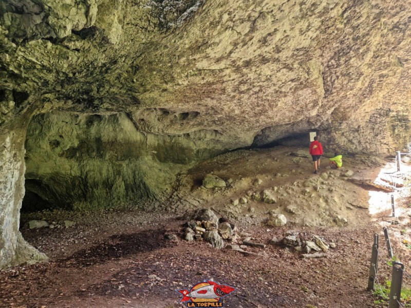 le côté nord de la grande grotte aux fées de Vallorbe