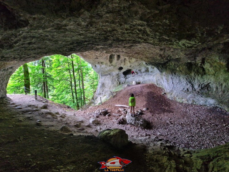 le côté nsud de la grande grotte aux fées de Vallorbe