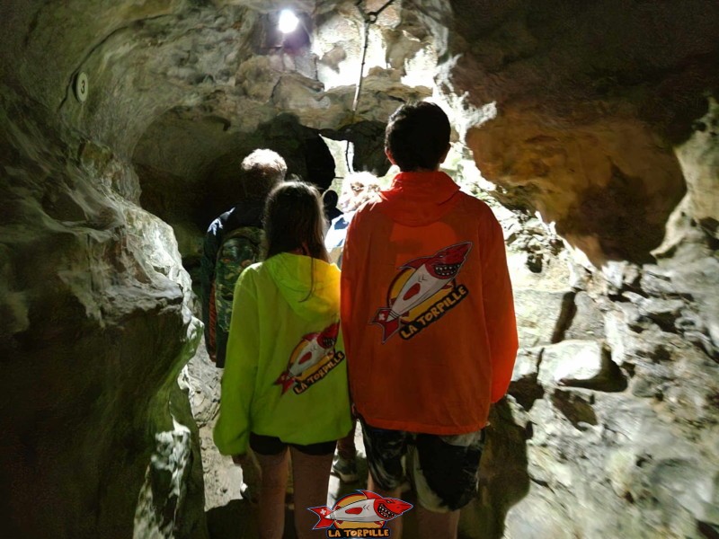 Le tunnel menant à la grotte aux fées et aux deux forts militaires. C'est un boyau naturel qui a été agrandit pour permettre aux visiteurs d'accéder à la grotte depuis 1864.